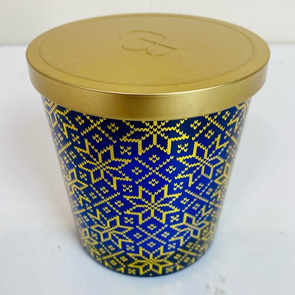 Bellevue Luxury Candle in Sapphire Cashmere Scent 12oz - Picture 4 of 5